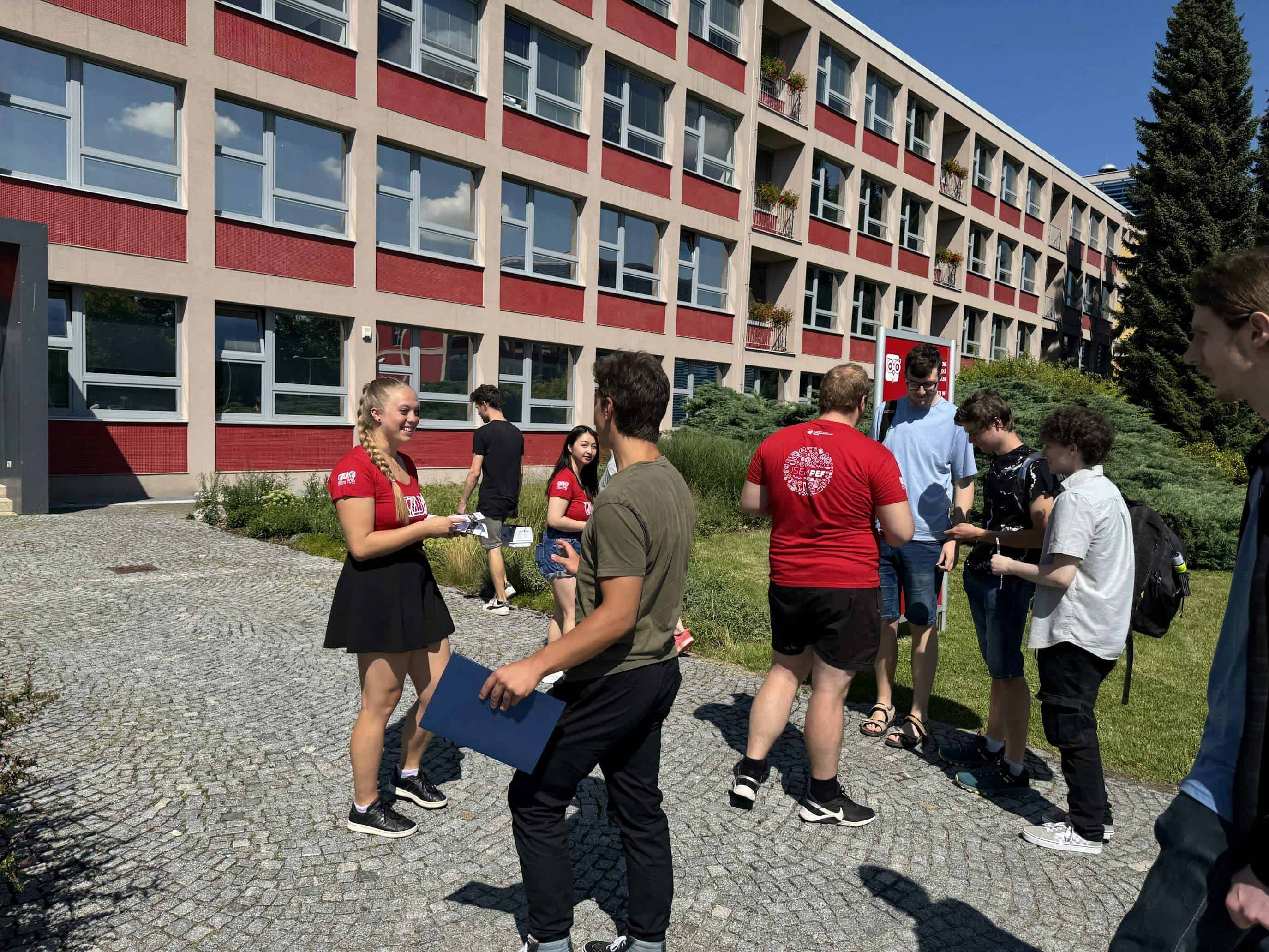 Zápisy do prvních ročníků: vítej na PEF